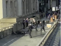 Момент борьбы с террористом на Лондонском мосту
