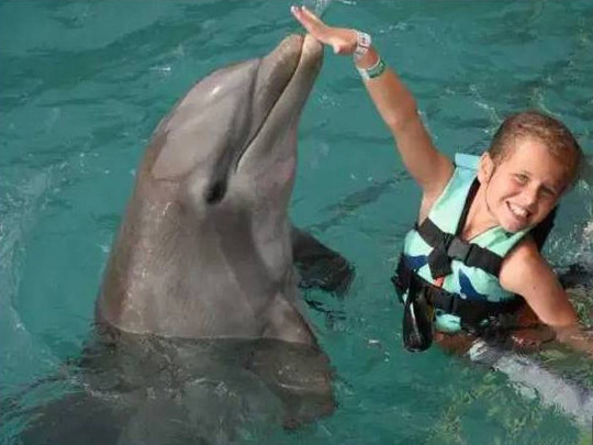 Лекси с дельфином