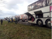 На трассе Киев-Чоп загорелся автобус с пассажирами: детали и фото с места ЧП