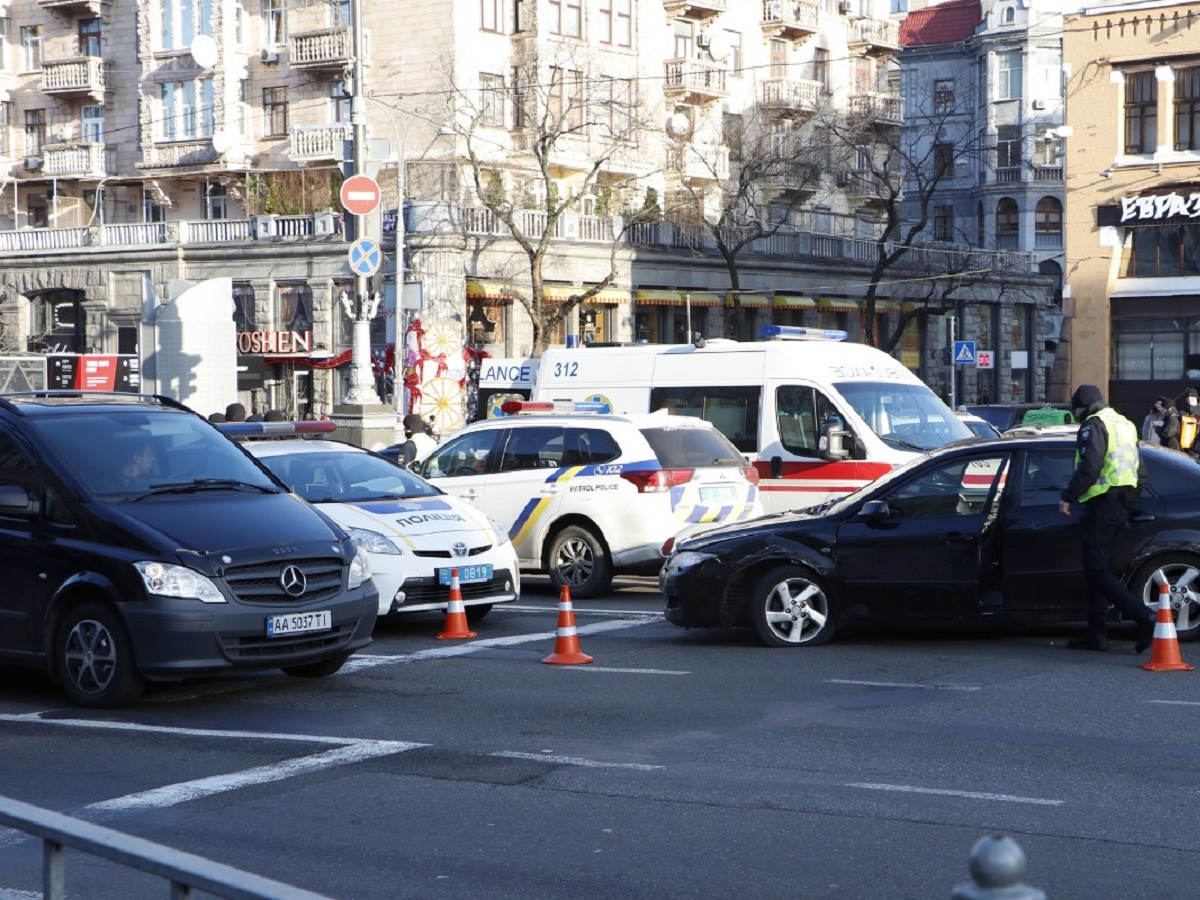 Погоня в центре Киева: водитель Mazda устроил два ДТП, убегая от полиции  (фото, видео) - «ФАКТИ»