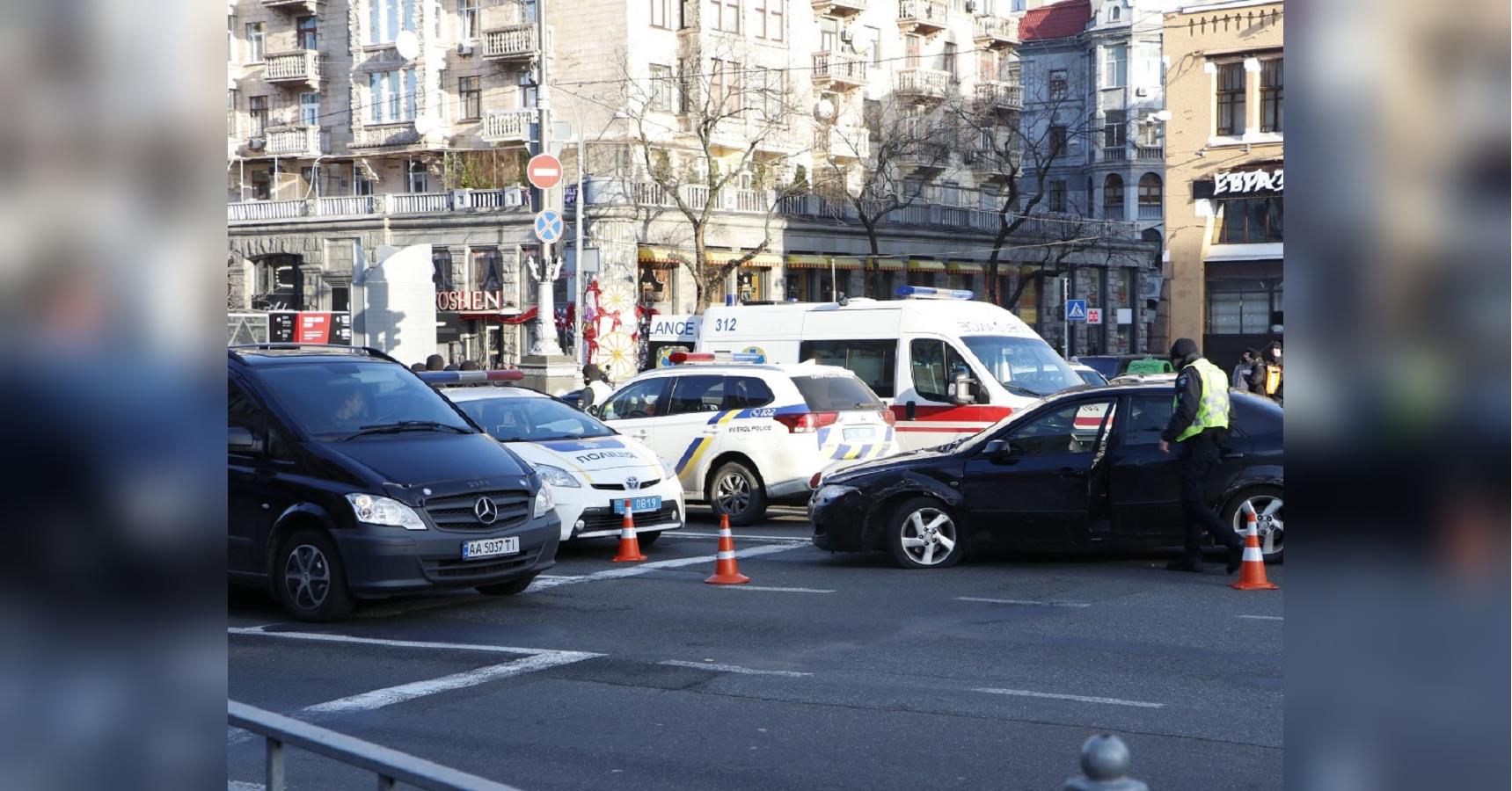 Погоня в центре Киева: водитель Mazda устроил два ДТП, убегая от полиции  (фото, видео) - «ФАКТИ»