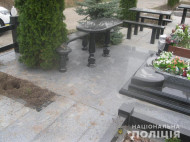 Под Киевом вандалы осквернили могилу Героя Украины
