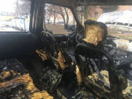 Вандалы, которые разбили памятные доски и сожгли авто волонтеров в Полтаве, попали на видео (фото, видео) 