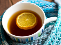 Чашка чая с лимоном и теплый шарф