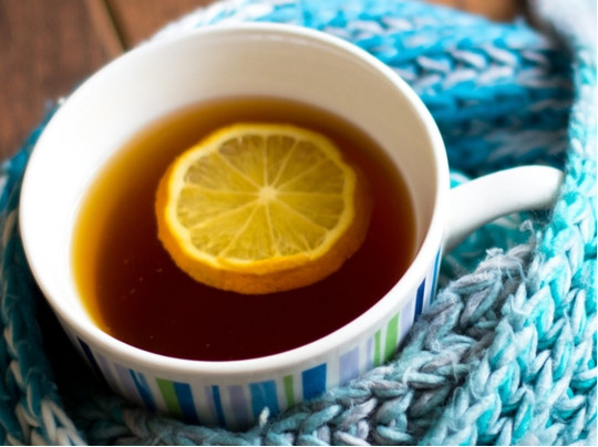 Чашка чая с лимоном и теплый шарф