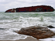 Крушение танкера Delfi в Одессе: cудовладелец нашелся и обязуется убрать с пляжа аварийное судно (фото)
