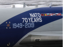 Самолет с надписью, посвященной 70-летию НАТО