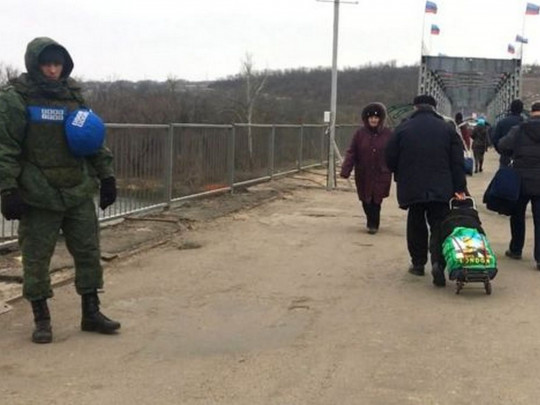 Боевик на мосту в Станице Луганской 