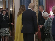 Сеть повеселило видео, в котором Елизавета II зовет свою дочь приветствовать Трампа, а та отказывается 