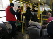 Люди в троллейбусе