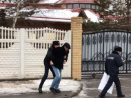 Художник из Казахстана вышел к посольству Украины, чтобы извиниться за слова своего президента про Крым