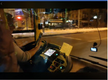 Водитель за рулем говорит по скайпу&nbsp;— скриншот с видео