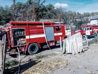 Пожарные машины у горевшего дома