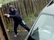 Вандал швырнул кирпич в окно машины — и получил неожиданный для себя результат (видео)