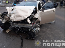 В жуткой автокатастрофе в Николаеве погибли водитель и пассажир такси (фото, видео)