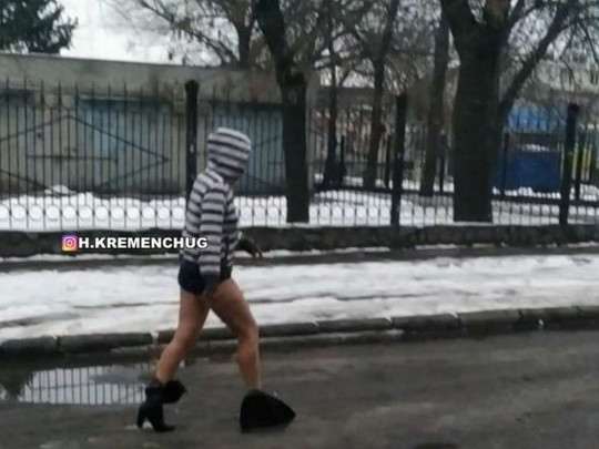 голая на улице в Кременчуге