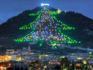 Завораживающее зрелище: в Италии зажгли самую большую елку в мире (видео)