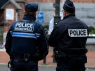 Рвали флаги России и «ДНР»: в Париже полиция задержала протестующих участников АТО