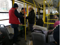 Кондуктор и люди в троллейбусе