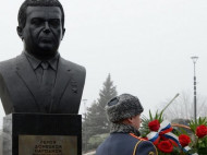 «Потом будет памятник парику Кобзона»: в сети высмеяли очередной «культурный» креатив боевиков «ДНР»