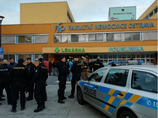 Полиция возле университетской клиники в Остраве