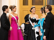 Розовый в&nbsp;стиле Барби, черно-белый и&nbsp;голубой: шведские принцессы блистали на&nbsp;Нобелевском банкете (фото)