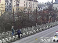 Поймали в последний момент: в Каменце-Подольском спасли мужчину, который хотел спрыгнуть с 40-метрового моста