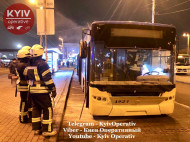 На вокзале в Киеве загорелся троллейбус: фото с места ЧП
