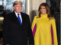 Дональд и Мелания Трамп в желтой накидке