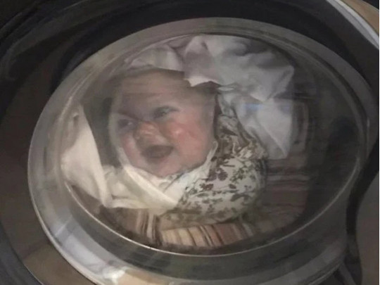 Ребенок в стиральной машине