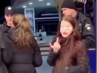Девушки-подростки устроили дебош в торговом центре Киева: в сеть попало видео
