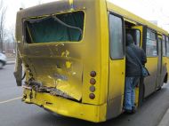 В Киеве фура врезалась в маршрутку с пассажирами: 11 пострадавших (эксклюзивные фото)