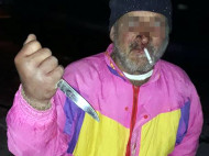 В Киеве один неадекватный мужчина нападает на женщин, а другой гоняется за прохожими с ножом
