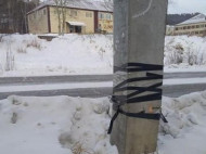 В России треснувшую бетонную электроопору "отремонтировали" изолентой (фото)