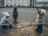 Маленьких основателей Киева приодели на зиму: как теперь выглядит памятник (фото, видео)