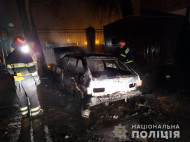 Ночью в Черновцах неизвестные жгли автомобили и прокалывали шины (фото)