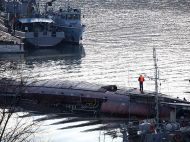 Затопление дока с подлодкой в Крыму: в море вылились нефтепродукты (видео)