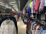 В Украине закрыли крупный канал контрабанды брендовой одежды (фото)