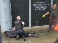 В торговом центре Манчестера мужчина с ножом напал на посетителей (видео)