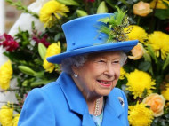 Отпуск закончен: сияющая королева Елизавета пришла в гости к ветерану, но отказалась от чая (фото, видео)