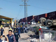 Трагедия в Мексике: автобус столкнулся с поездом, погибли девять человек (фото)