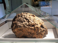 В музее сам собой загадочно поднялся стеклянный купол над осколком Челябинского метеорита (фото, видео)