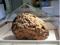 Метеорит под куполом