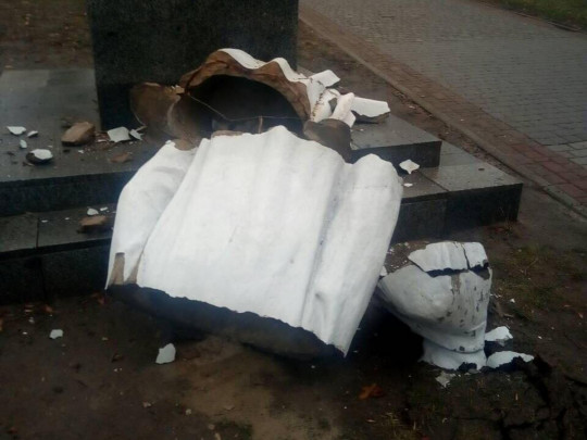 В Харькове неизвестные разбили памятник советскому писателю Горькому (фото)