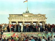 30 лет назад между Восточным и Западным Берлином открыли для прохода Бранденбургские ворота