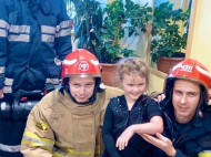 В детском центре в Киеве спасатели доставали из батареи застрявшего ребенка (фото)