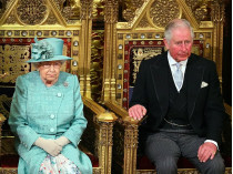 Королева Елизавета и принц Чарльз на троне