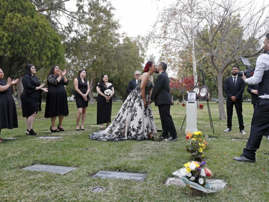 Свадьба на кладбище