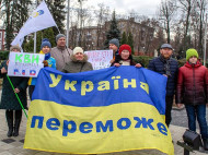В Донецке участники «русского марша» разгромили нашу машину, а потом набросились на нас, — волонтер (фото, видео)