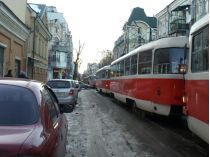 «Евробляха» перекрыла трамвайные пути на Подоле: что придумали пассажиры (видео)